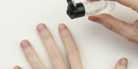 Applicare olio per cuticole
