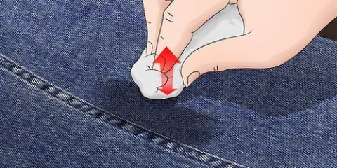 Come rimuovere le macchie di olio dai jeans