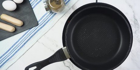 Preparazione delle salsicce per la colazione