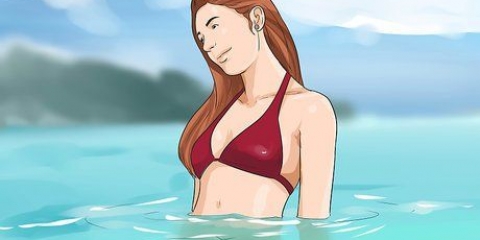 Galleggia sulla schiena nell'acqua