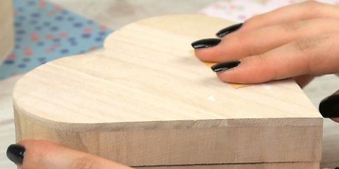 Incollare la carta al legno