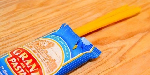 Fare la pasta al sugo di alfredo da un barattolo