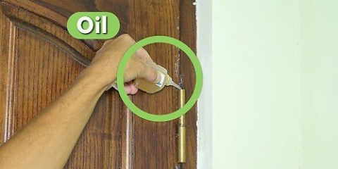 Riparare i cardini delle porte che cigolano