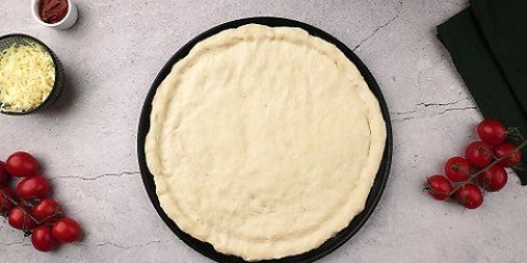 Preparare l'impasto della pizza senza lievito