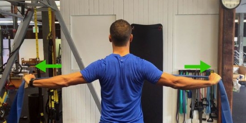 Fai esercizi di stretching per le spalle