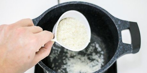 Cuocere il riso nel brodo di pollo