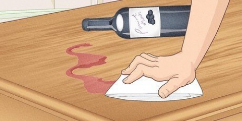 Ottenere il vino rosso da un pavimento o da un tavolo in legno duro