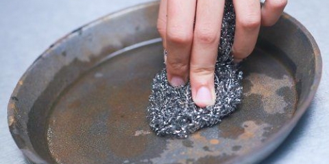 Rimuovere la ruggine da una padella in ghisa