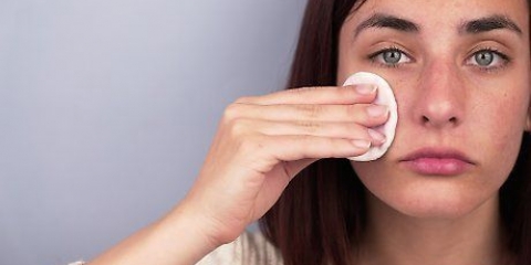 Usare l'acqua di rose per una pelle bella