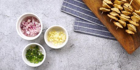 Preparazione della salsa per le polpette di pesce (street style)