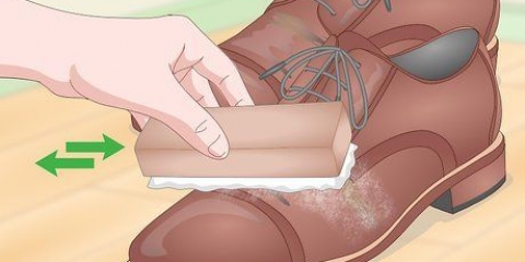 Riparazione di scarpe di pelle screpolate