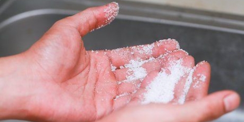 Togli la supercolla dalle mani con il sale