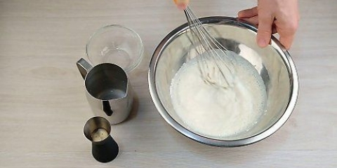 Preparazione della glassa di panna montata