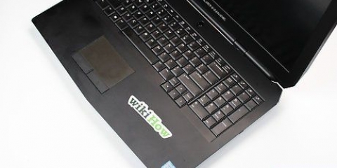 Rimuovere gli adesivi da un laptop