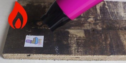 Rimuovere gli adesivi dal legno