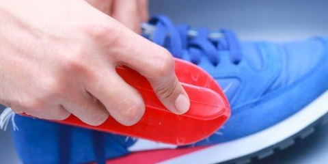 Pulizia delle scarpe da ginnastica puzzolenti