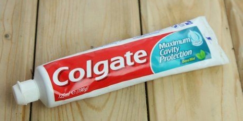 Applicare il dentifricio sui brufoli