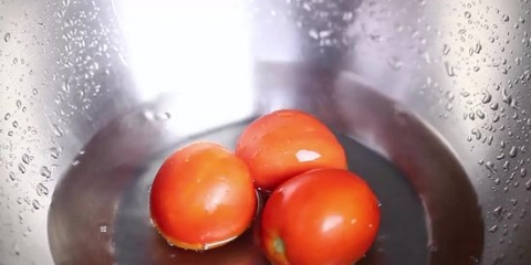 Sbollentare i pomodori