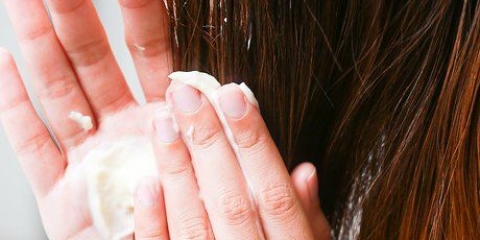 Controlla i capelli ricci naturali