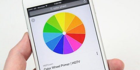 Mescolare la vernice per ottenere il colore marrone
