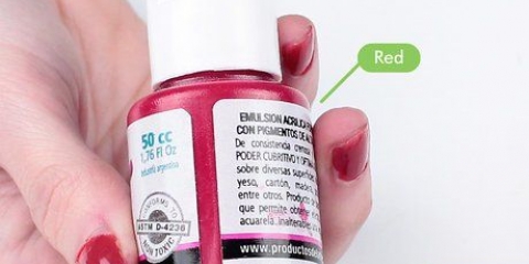 Mescolare la vernice per ottenere il colore rosa