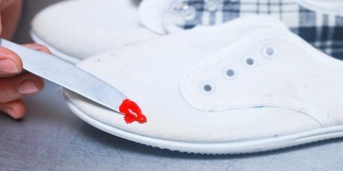 Rimuovere la vernice dalle scarpe di tela
