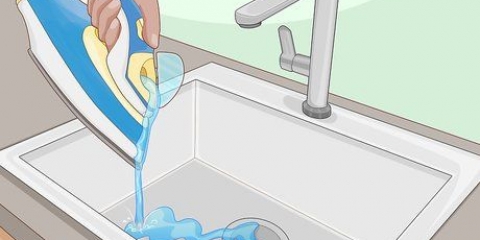 Rimuovere le macchie d'acqua dal legno