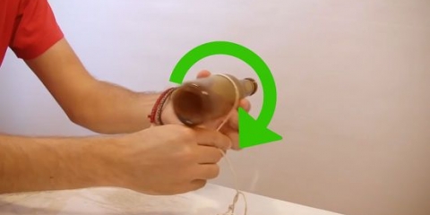 Taglio di bottiglie di vino con cui armeggiare