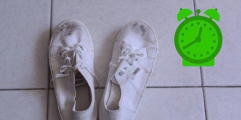 Pulizia delle scarpe di tela bianche