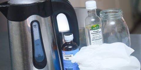 Lubrificare l'olio di ricino tra i capelli