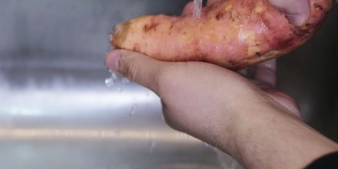 Preparazione della patata dolce al microonde