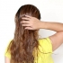 Applicare l'olio di mandorle sui capelli