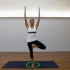 Fare la posa dell'albero di yoga