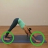 Facendo la posa del piccione yoga