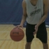 Dribbling con una palla da basket