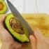Prepara una maschera all'avocado per i tuoi capelli