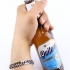 Aprire una bottiglia di birra con una chiave