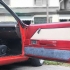 Rimozione di un pannello della portiera da un'auto