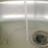 Pulire un lavandino con bicarbonato di sodio