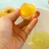 Fare una maschera per capelli con uovo e olio d'oliva