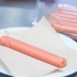 Riscalda un hot dog nel microonde
