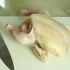 Tagliate un pollo in quarti