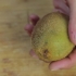 Sbucciare un kiwi