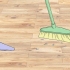 Pulizia di un pavimento in parquet