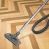 Pulizia di un pavimento in linoleum