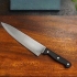 Affila un coltello con una pietra