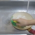 Pulire una padella con un rivestimento antiaderente