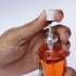 Riempi una bottiglia da viaggio con il profumo