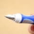 Usando una penna stilografica