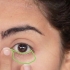 Applicare l'eyeliner sulla linea di galleggiamento